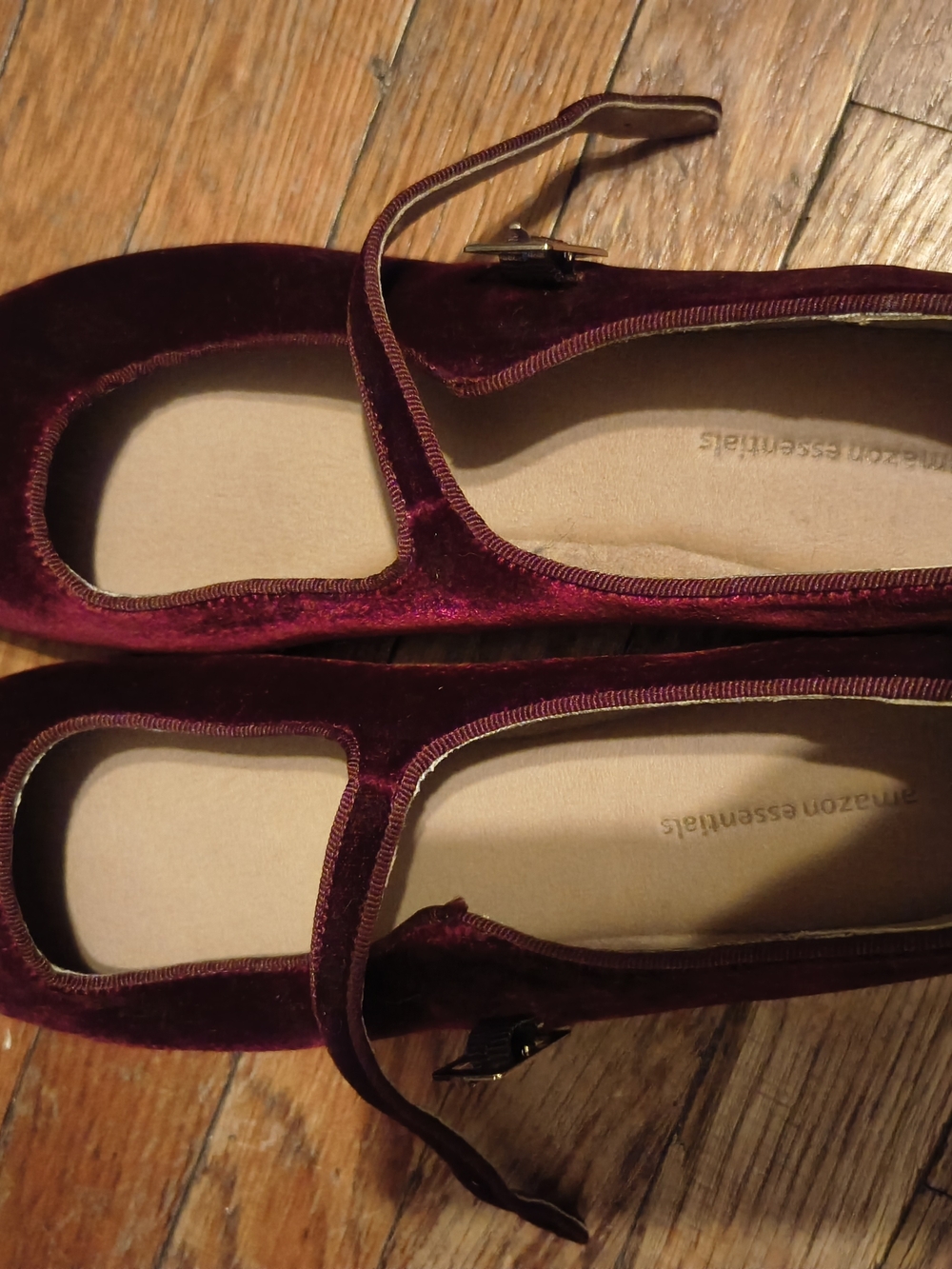 Amazon Essentials Women's Velvet Mary Jane Flats - Burgundy (Wine)